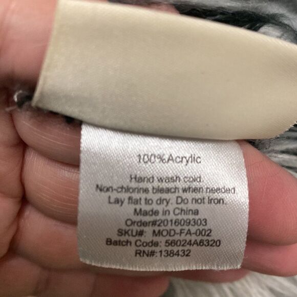 Modcloth Plaid Blanket Scarf - Picture 3 of 4